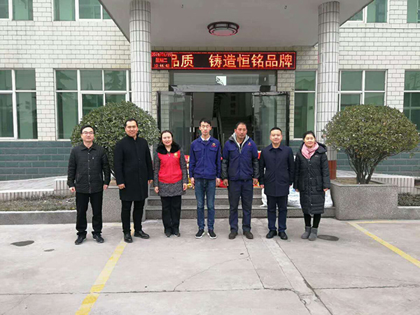 鞏義市總工會(huì)領(lǐng)導(dǎo)頂著寒風(fēng)和鎮(zhèn)工會(huì)領(lǐng)導(dǎo)一起到我公司慰問(wèn)企業(yè)貧困員工