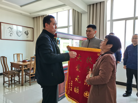 【噓寒問(wèn)暖送關(guān)懷 共襄善舉人間情 】---慰問(wèn)員工家屬，關(guān)愛(ài)貧困傳遞真情